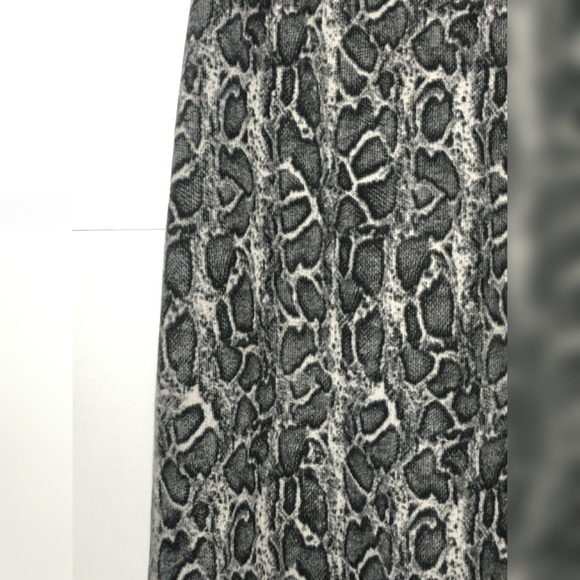 ✨LEOPARD PRINT GREY SKIRT (L) - Picture 2 of 4
